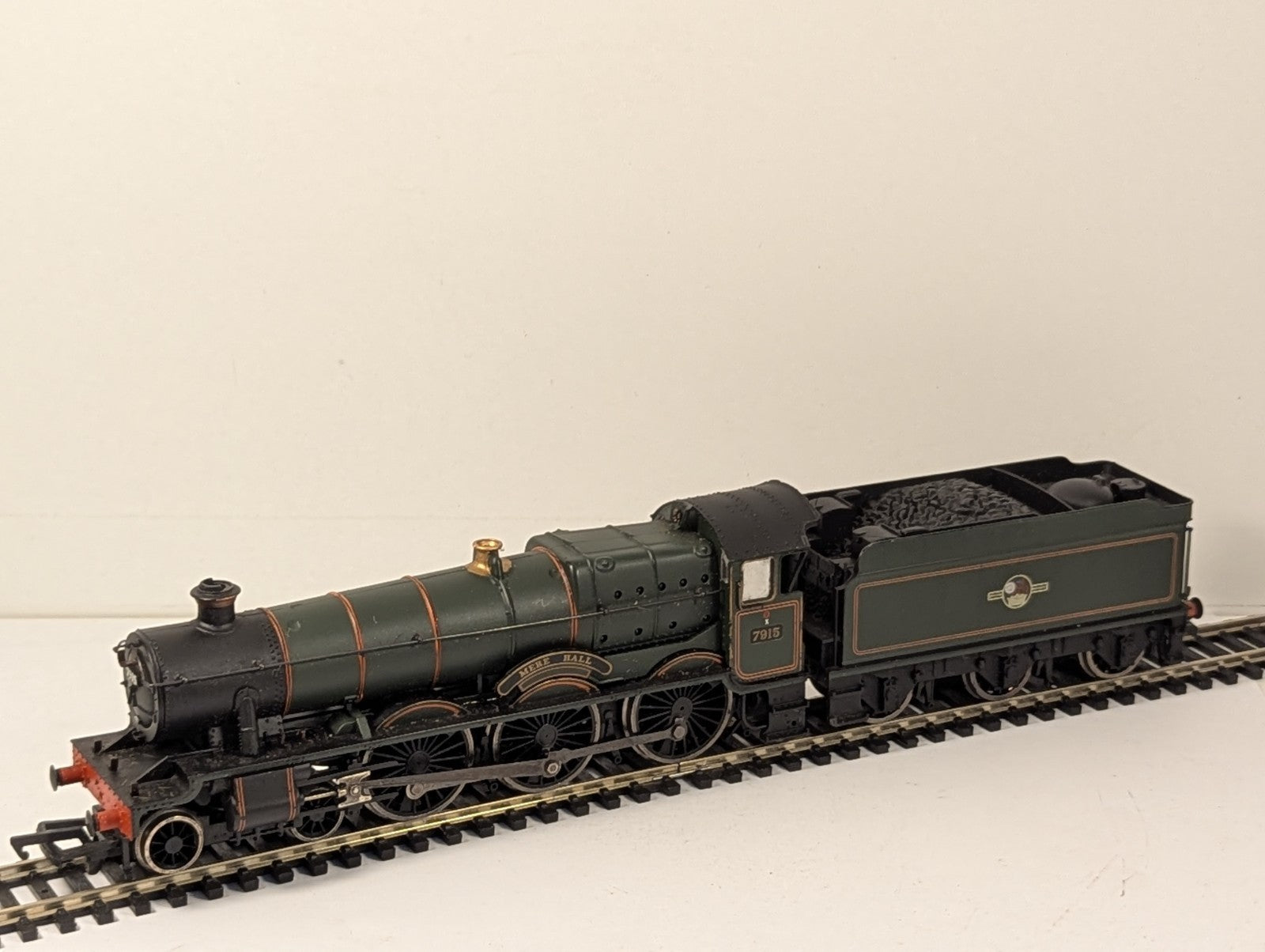 Bachmann OO Gauge Modified Hall Class 7915 'Mere Hall' Steam Loco