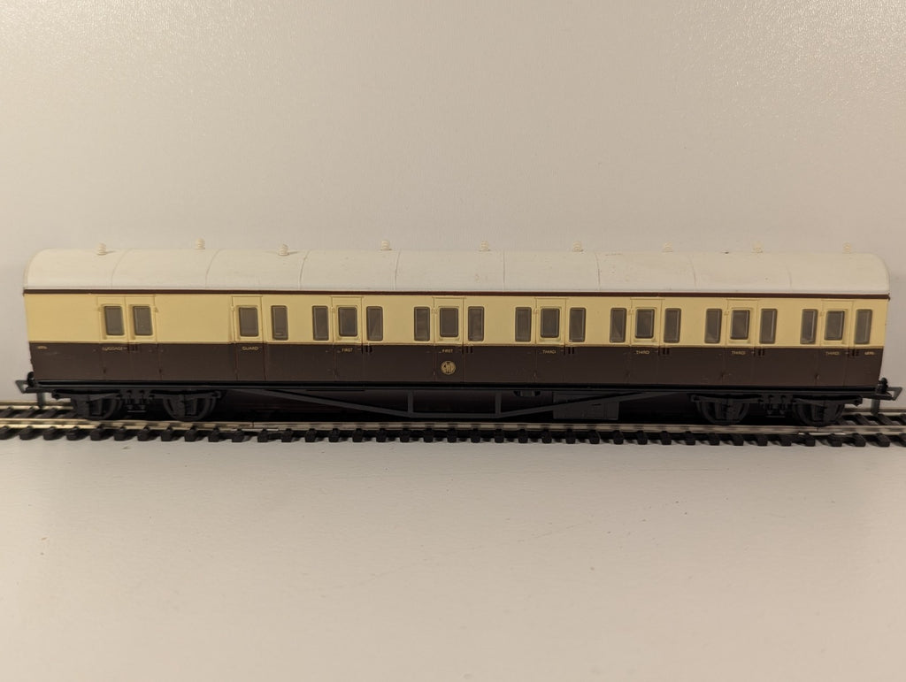 Airfix OO Gauge GWR Suburban Coach – 6896 – Chocolate & Cream