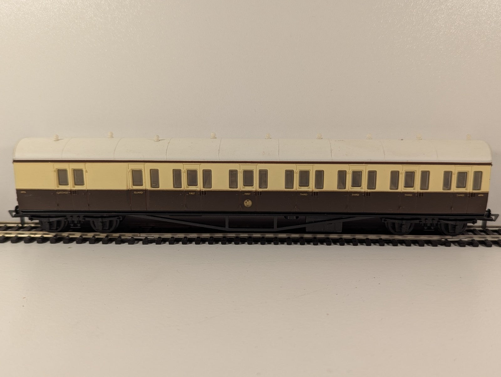 Airfix OO Gauge GWR Suburban Coach – 6896 – Chocolate & Cream