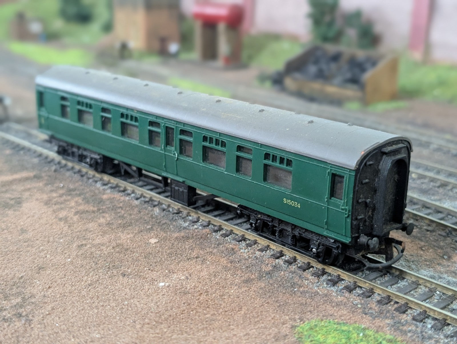 Tri-ang R221 9" Mainline Composite Coach – BR Southern Green S15034