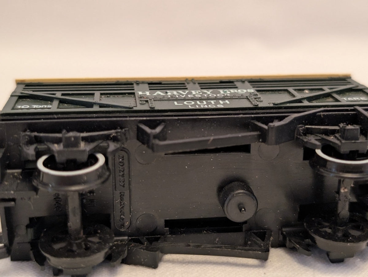 Hornby OO Gauge Harvey Bros 10 Ton Cattle Wagon Goods Wagon 12563