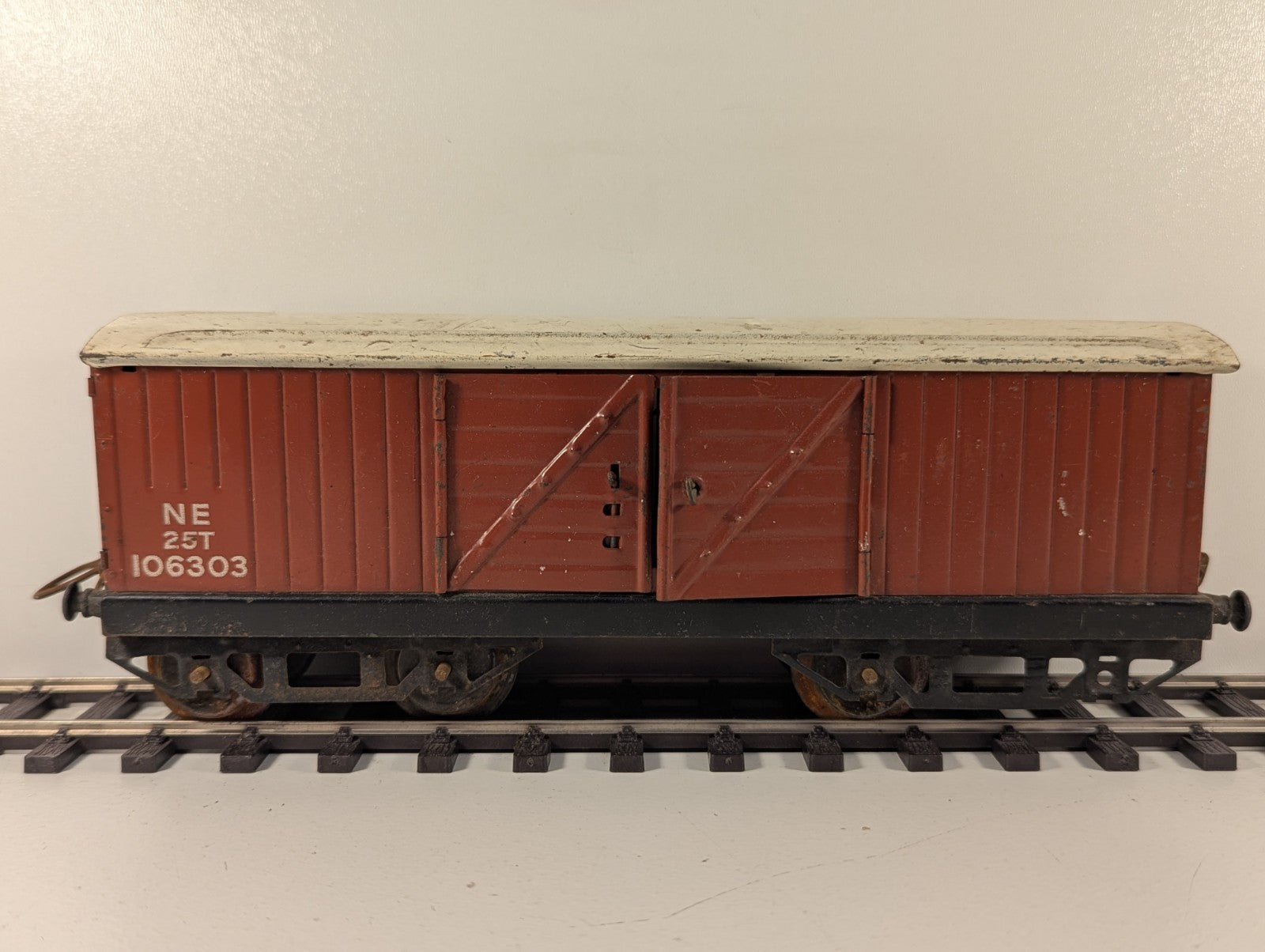 Hornby Series O Gauge No.2 NE Brown Luggage Van