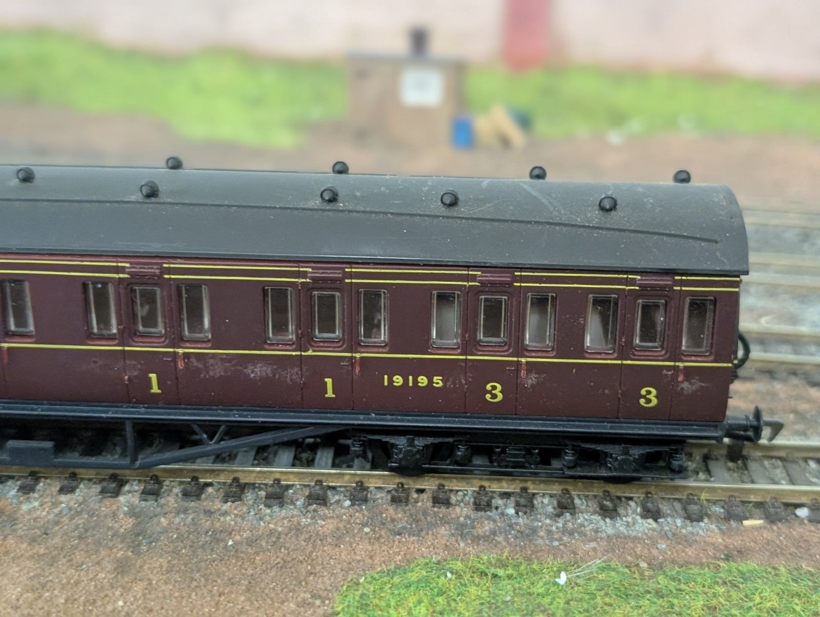 Airfix 57ft LAV Composite Non-Corridor Coach 19195