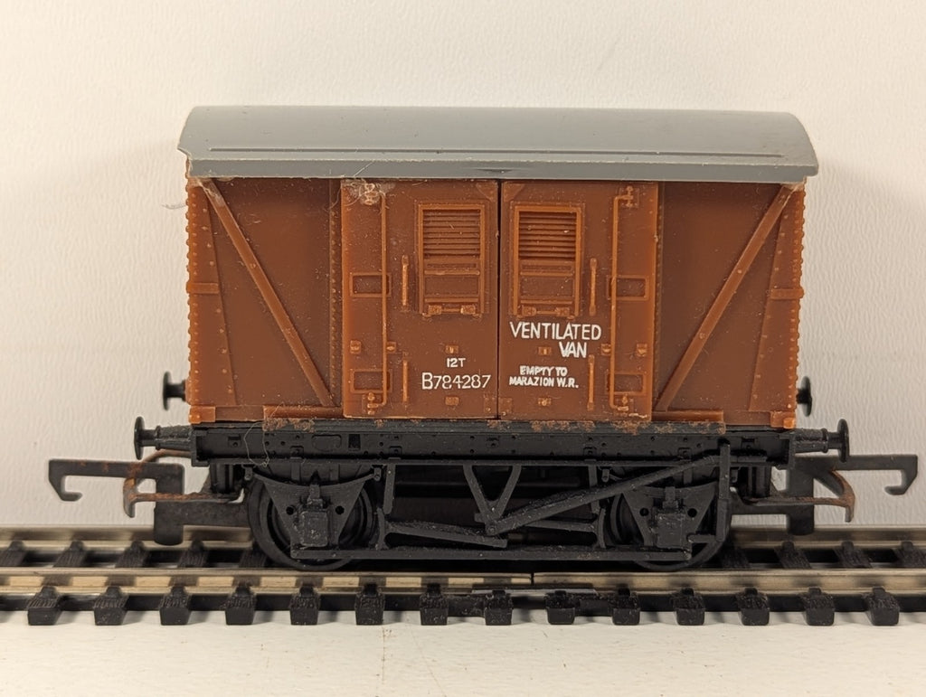 Hornby R011 BR Brown Ventilated Van