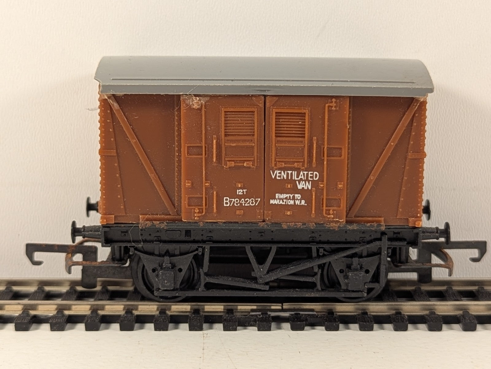 Hornby R011 BR Brown Ventilated Van