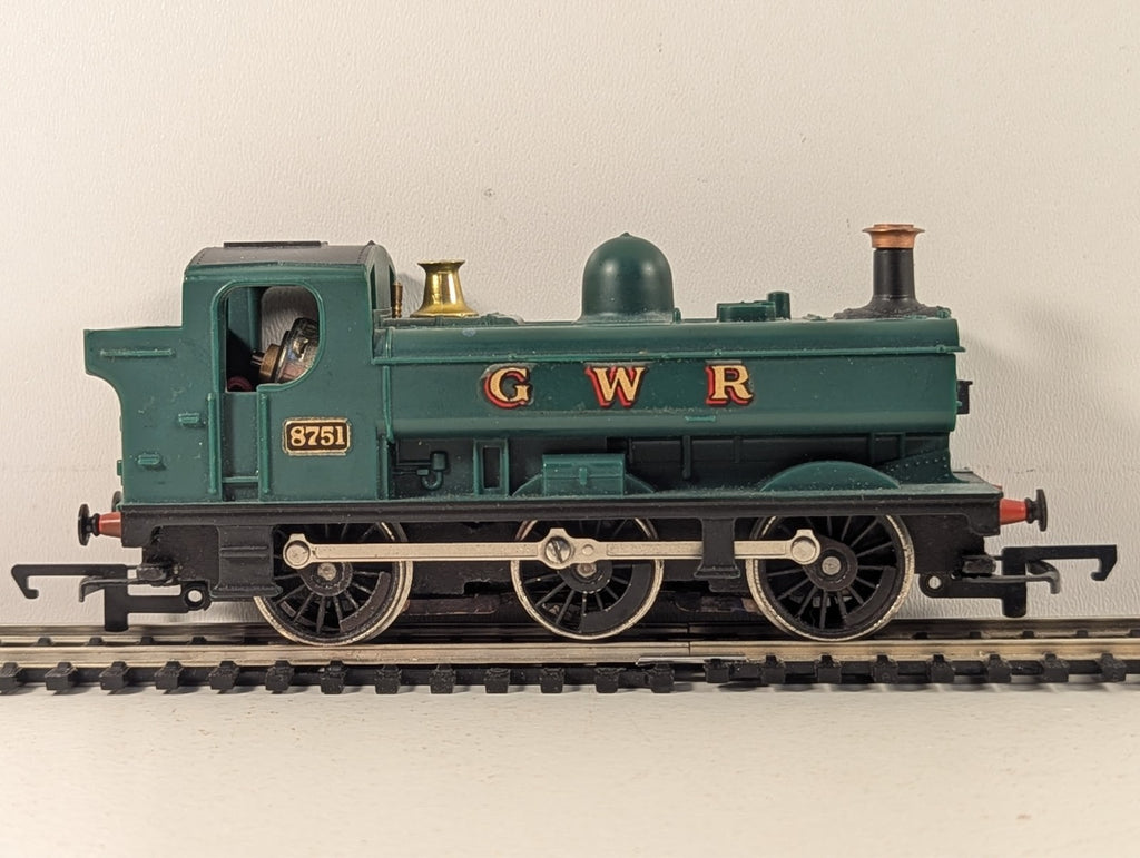 Hornby GWR Pannier Tank No. 8751 Steam Locomotive - Missing One Buffer head