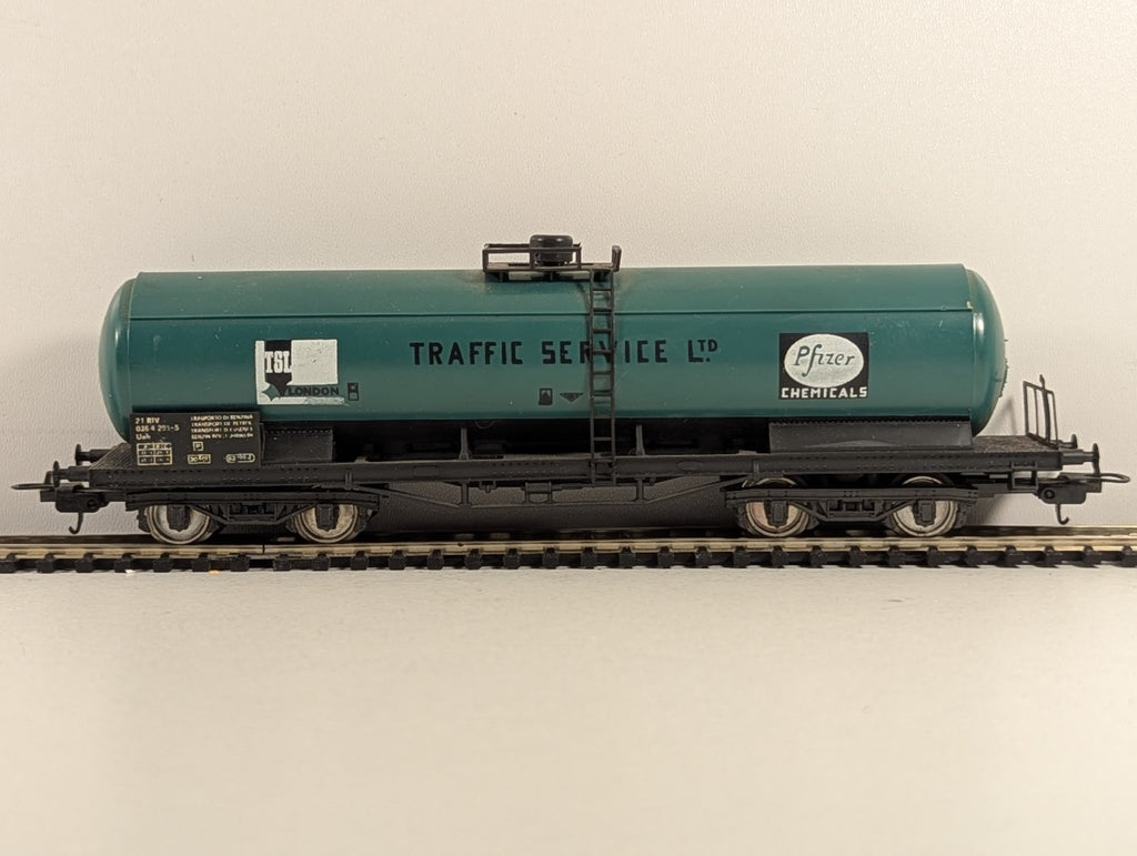 Lima 2911 OO/HO Gauge Traffic Services Ltd / Pfizer Chemicals Bogie Tank Wagon