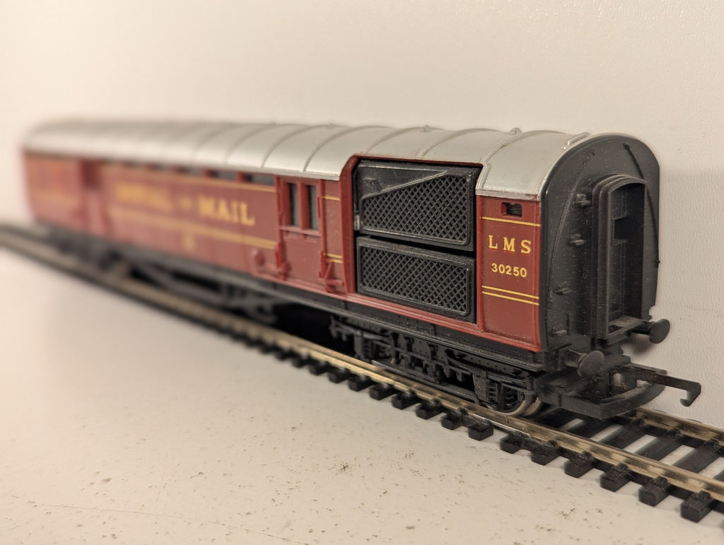 Hornby OO Gauge Operating LMS Mail Coach Passenger Coach 30250 LMS Maroon R.413