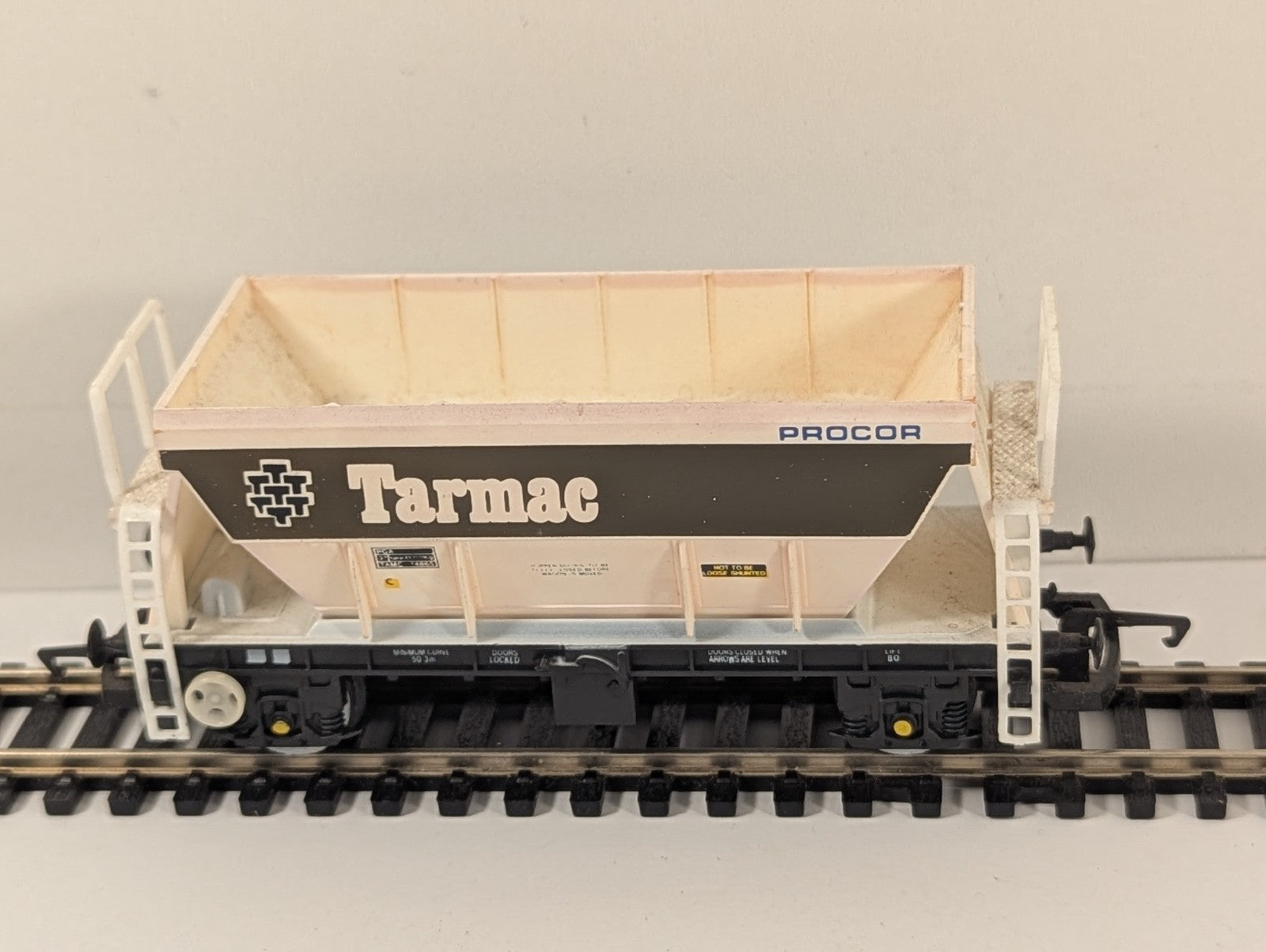 Hornby R013 OO Gauge PGA Tarmac Hopper Wagon