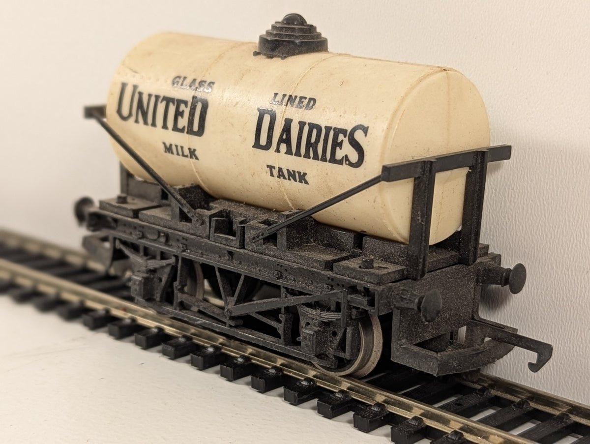 Hornby OO Gauge United Dairies Milk Tank Wagon