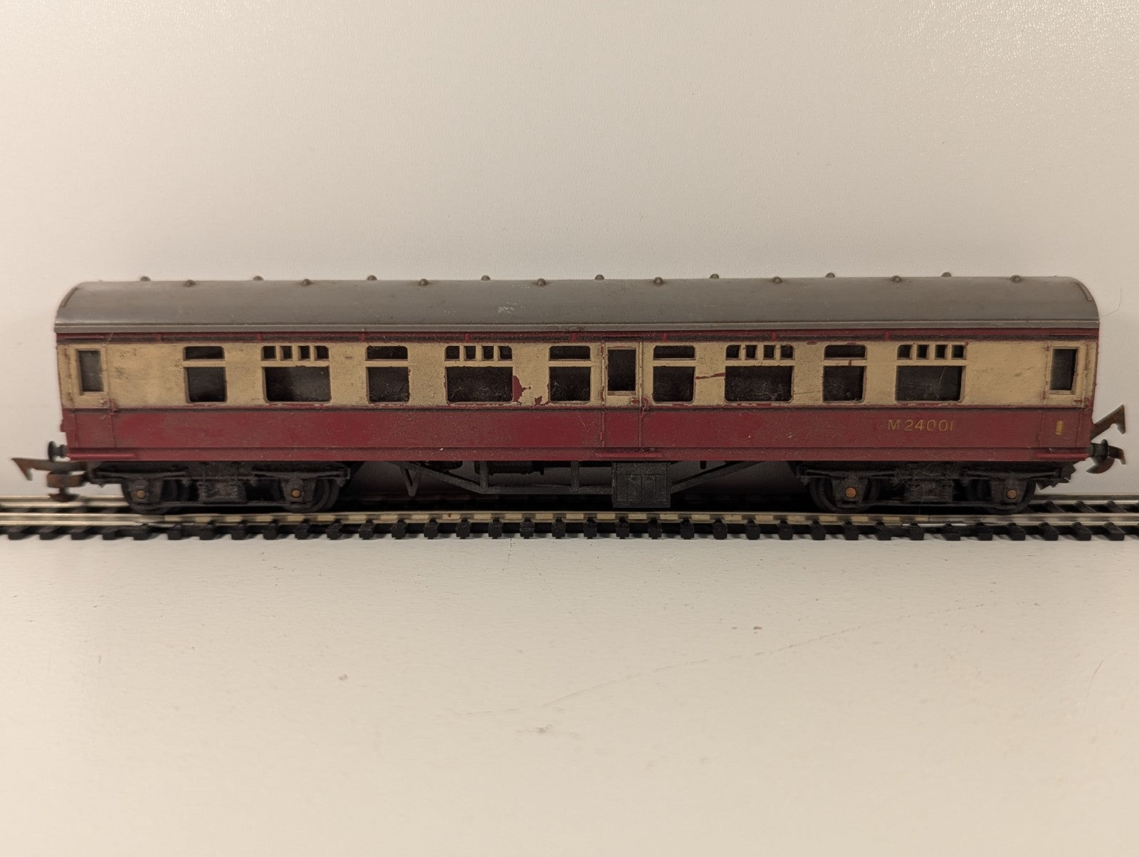 Tri-ang OO Gauge R29 Main Line Composite Coach M24001