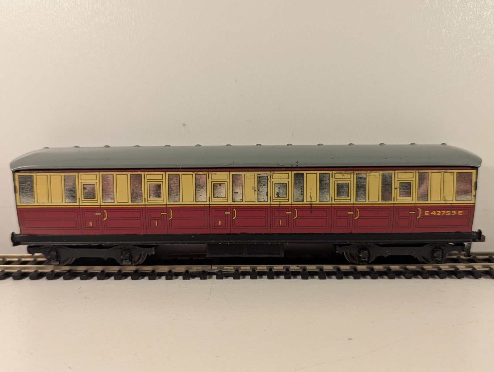 Hornby Dublo OO Gauge Tinplate Coach No. E42759E