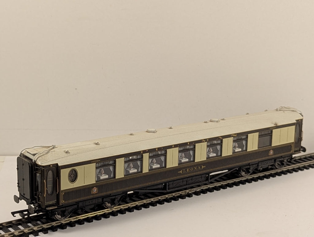 Hornby Pullman Car 'Leona' Passenger Coach Pullman Umber & Cream - Lights Up