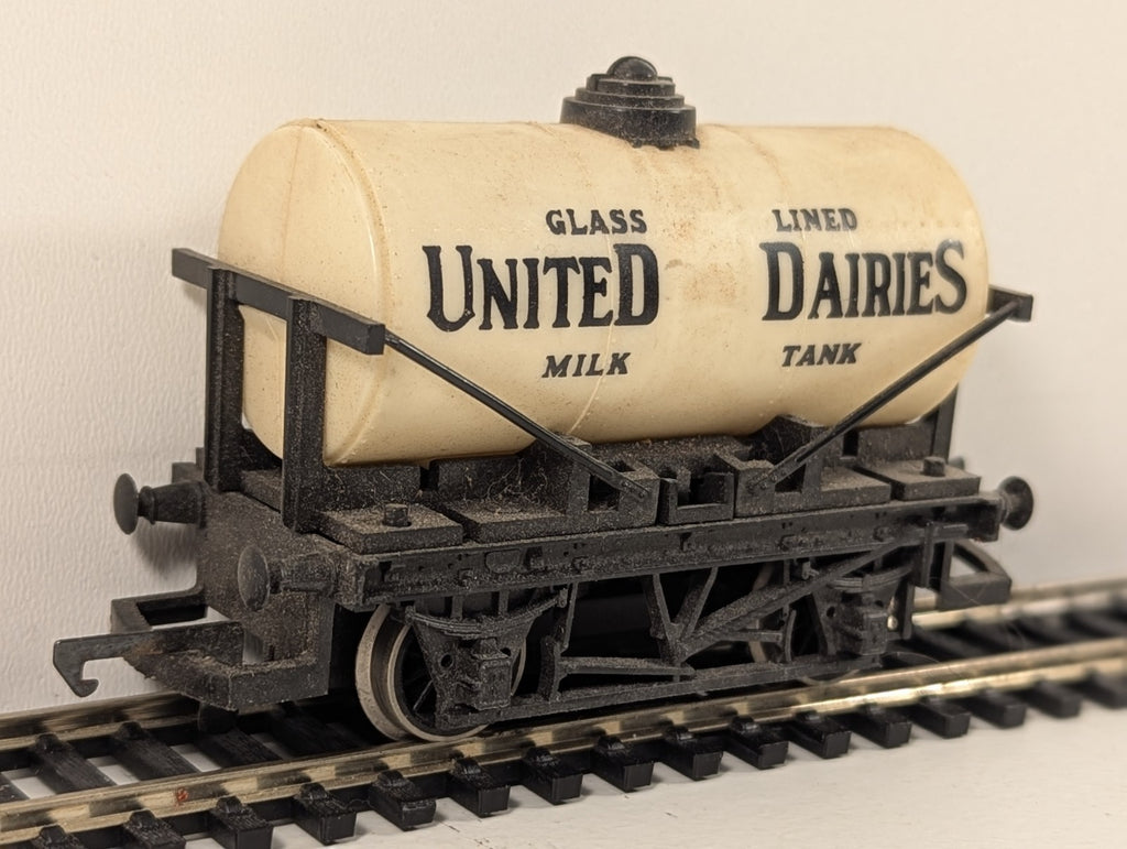 Hornby OO Gauge United Dairies Milk Tank Wagon