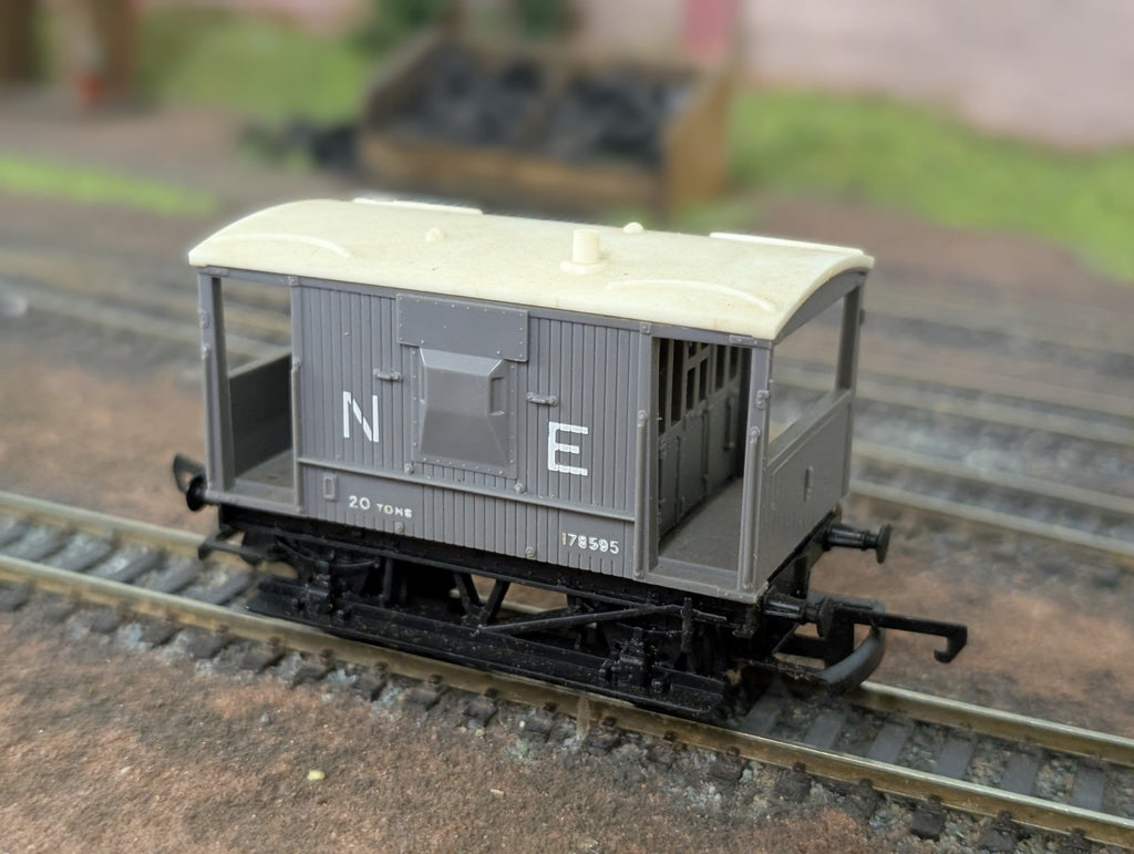 Hornby OO Gauge R16 N. E. 20T Brake Van Wagon. 178595