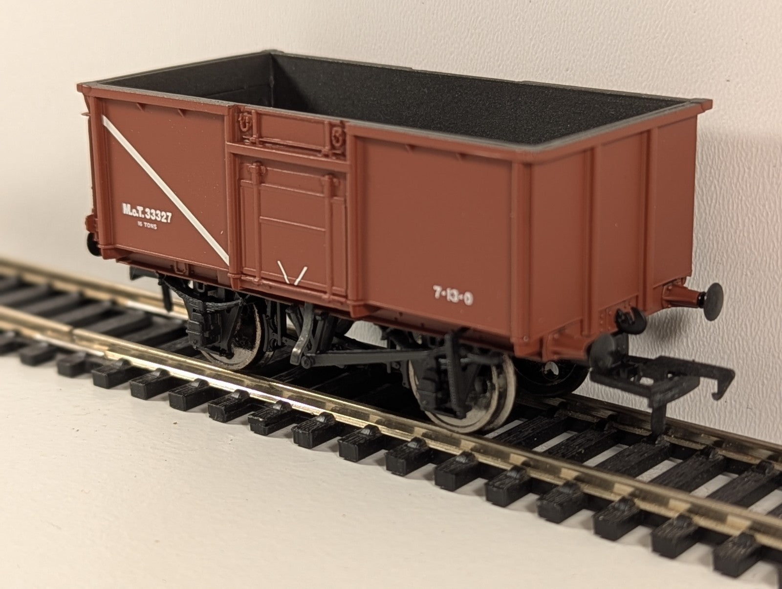 Bachmann 37-376A – 16T Pressed Steel Mineral Wagon No. 33327 (MOT Bauxite)