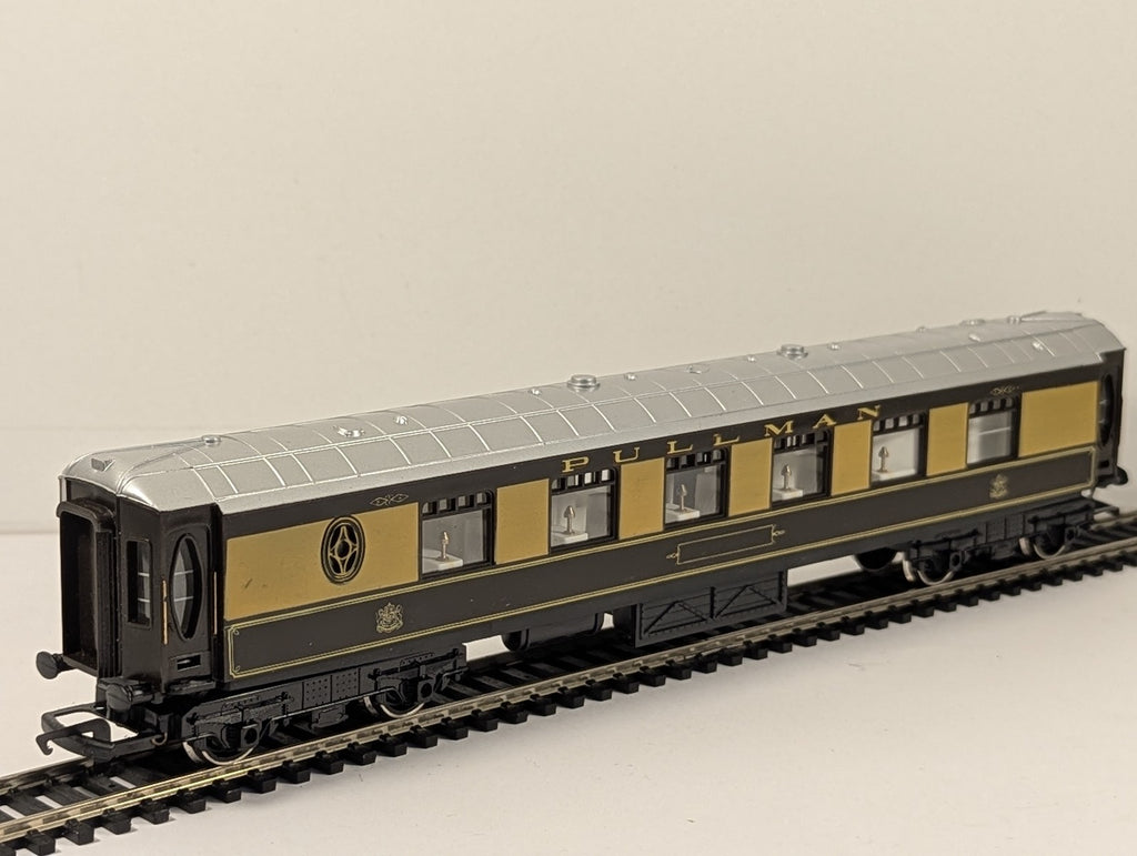 Hornby Railways OO Gauge Pullman Coach Passenger Coach Pullman Umber and Cream