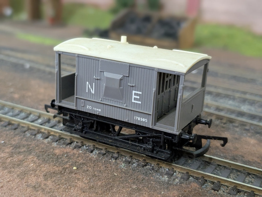Hornby OO Gauge R16 N. E. 20T Brake Van Wagon. 178595