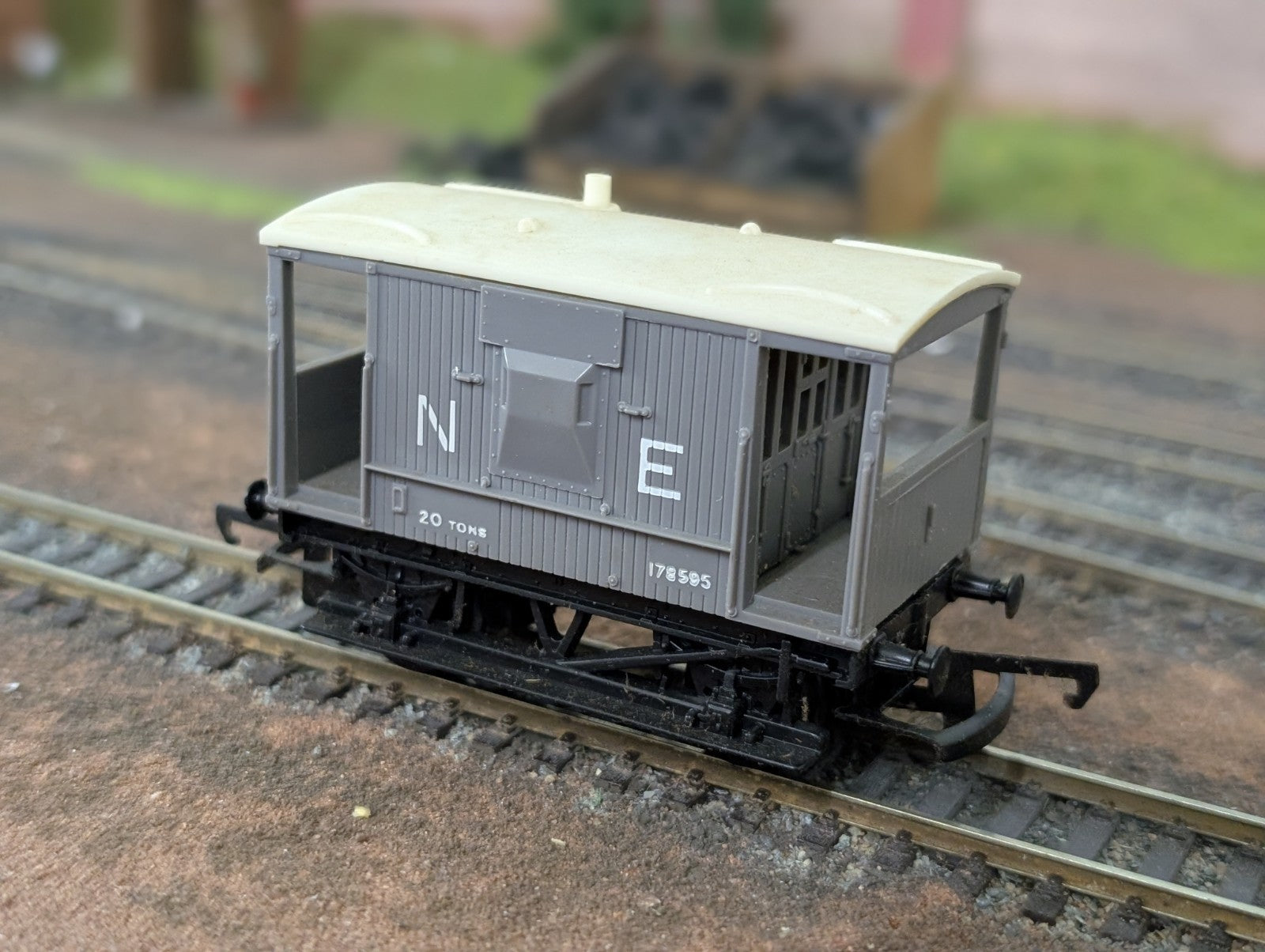 Hornby OO Gauge R16 N. E. 20T Brake Van Wagon. 178595