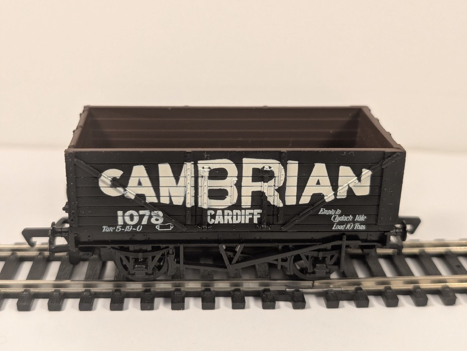 Mainline 37-169 OO Gauge 7 Plank Wagon Cambrian Cardiff