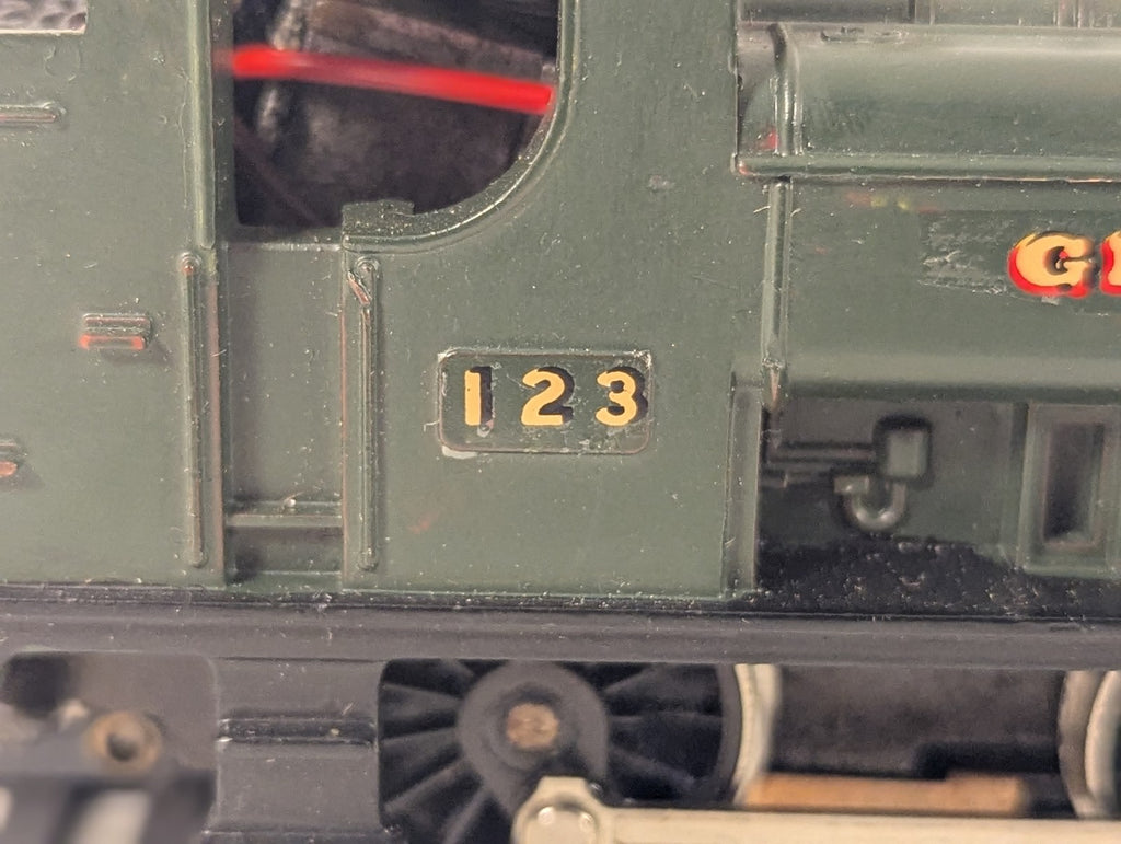 Hornby OO Gauge GWR Class 2721 0-6-0PT Locomotive 123 GWR Green