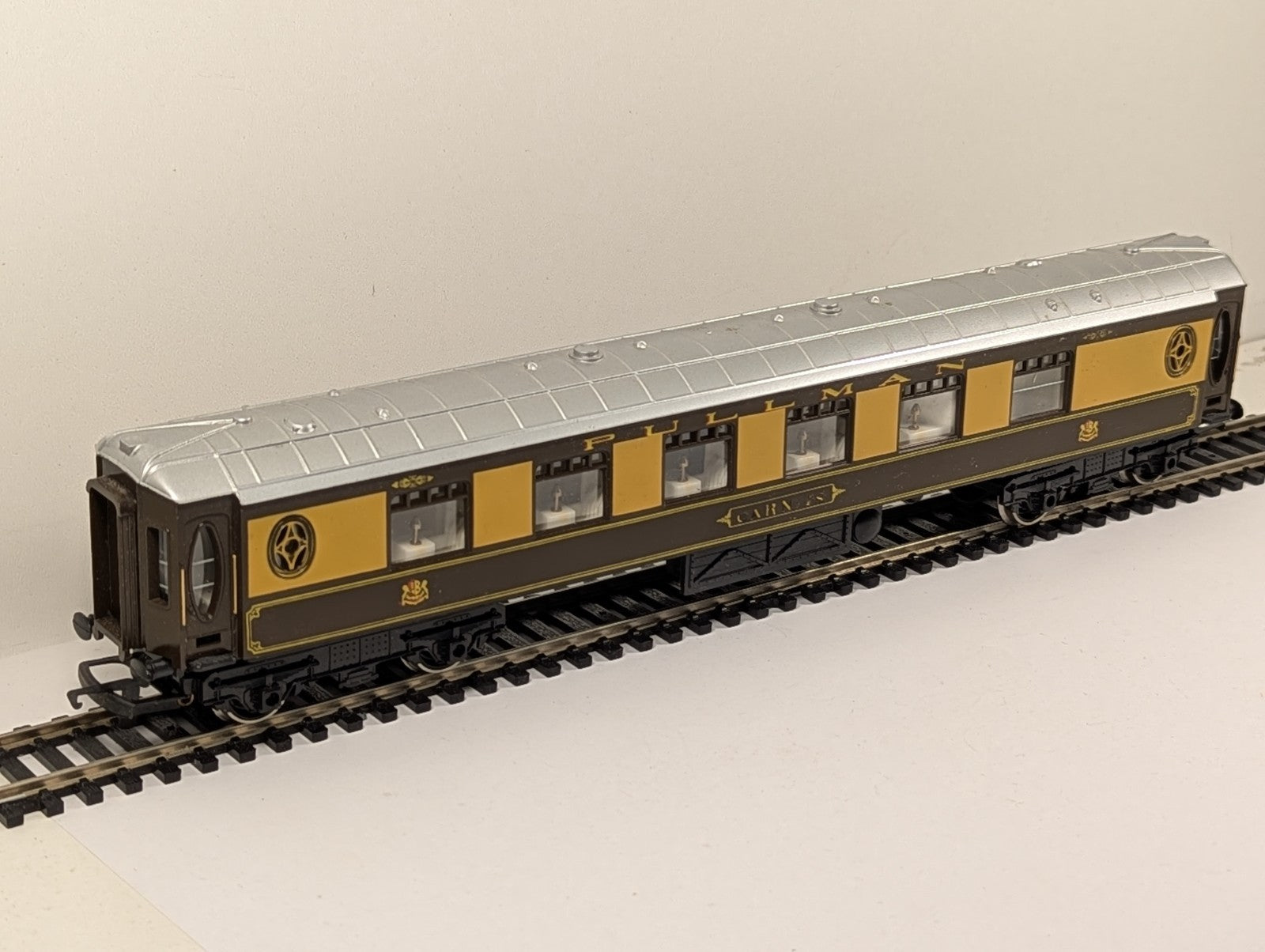 Hornby R223 OO Gauge BR Pullman 1st Class Coach Car 78