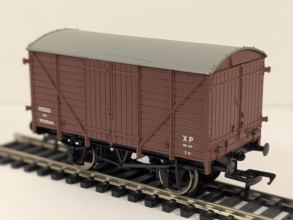 Bachmann OO Gauge 12 Ton Mogo Van Goods Van W105666 BR Brown 37-777