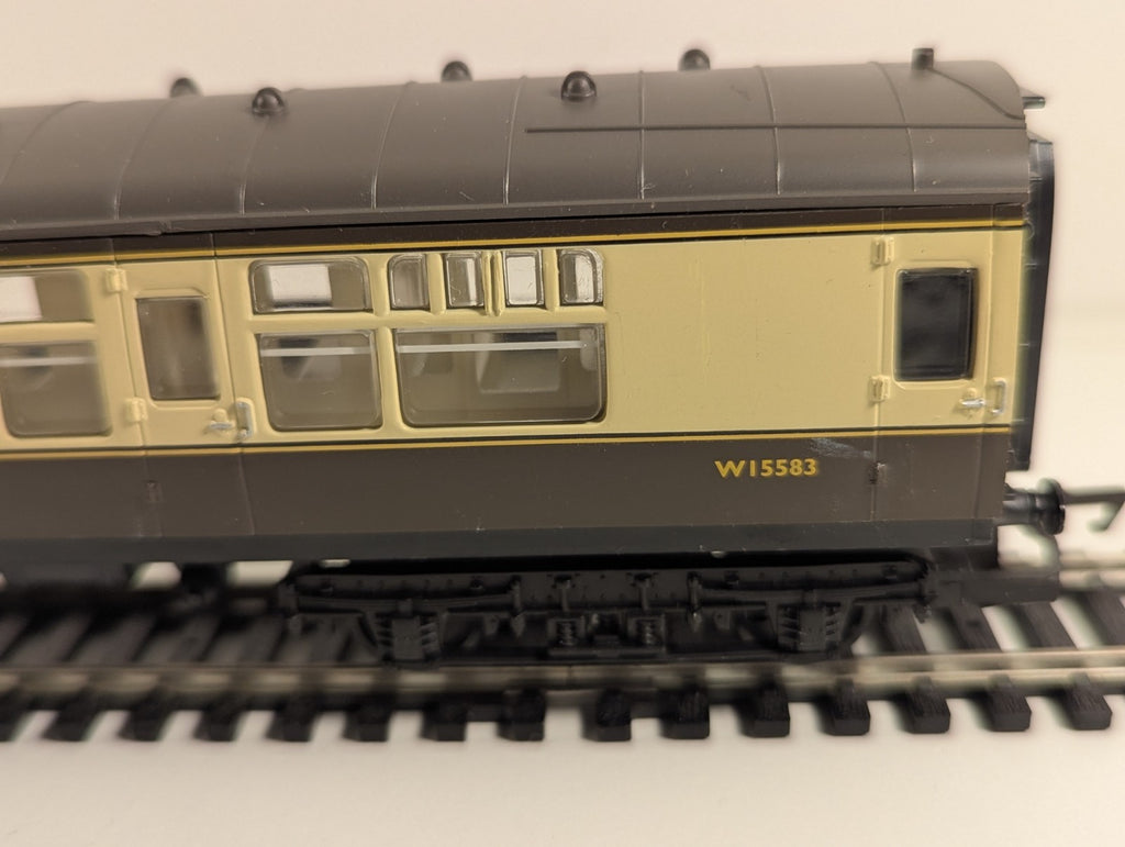 Hornby BR Mk1 Brake Standard Corridor (BSK) – W15583 – Chocolate & Cream
