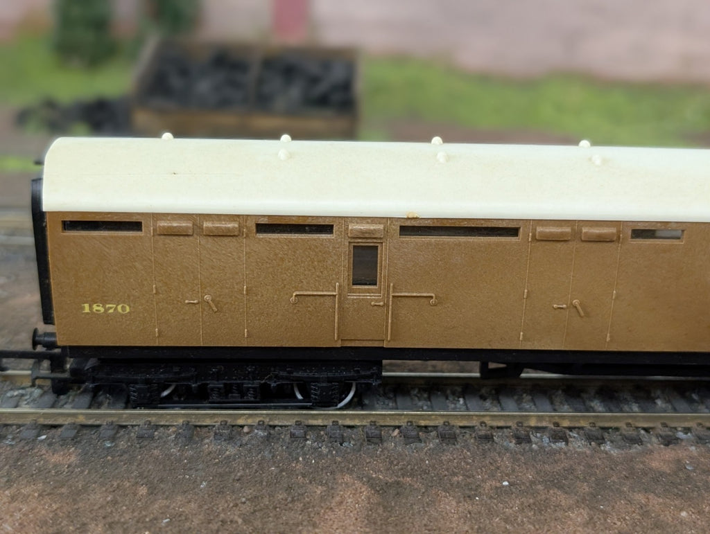 Tri-ang R746A L.N.E.R Corridor Brake 3rd Coach 1870