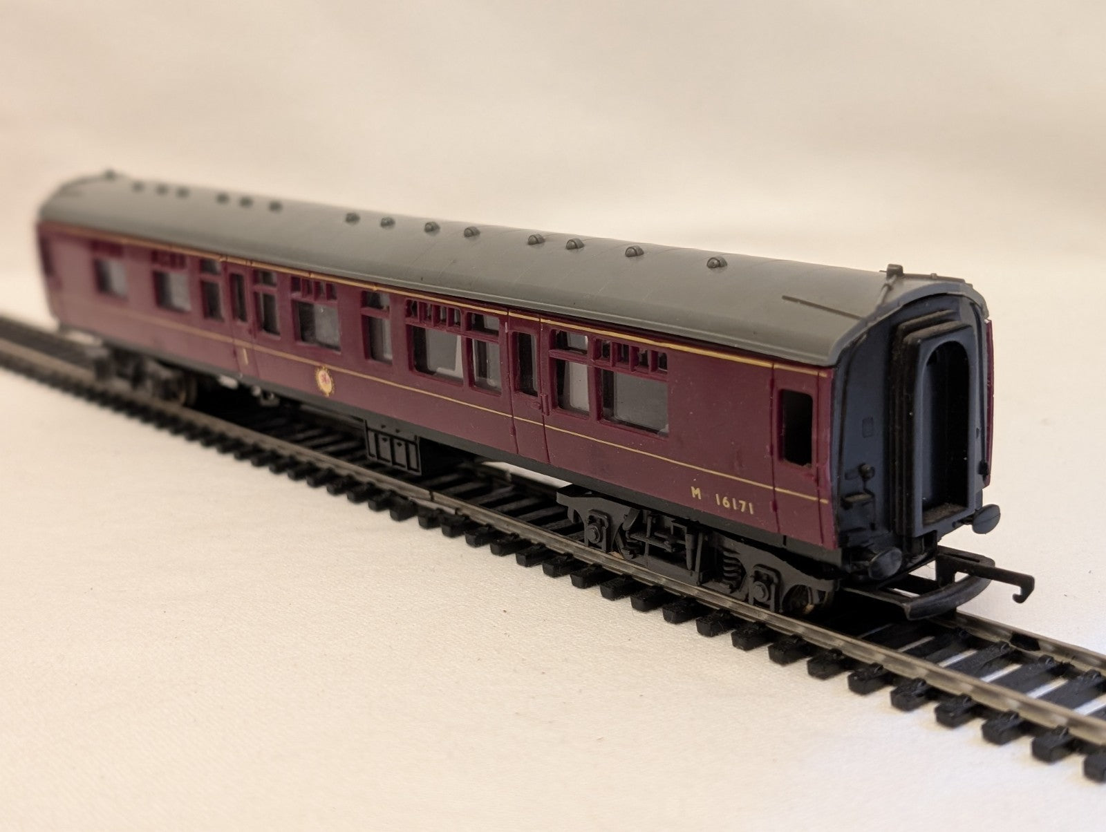 Trix Mk1 Composite Corridor M16171 model railway coach in BR maroon livery