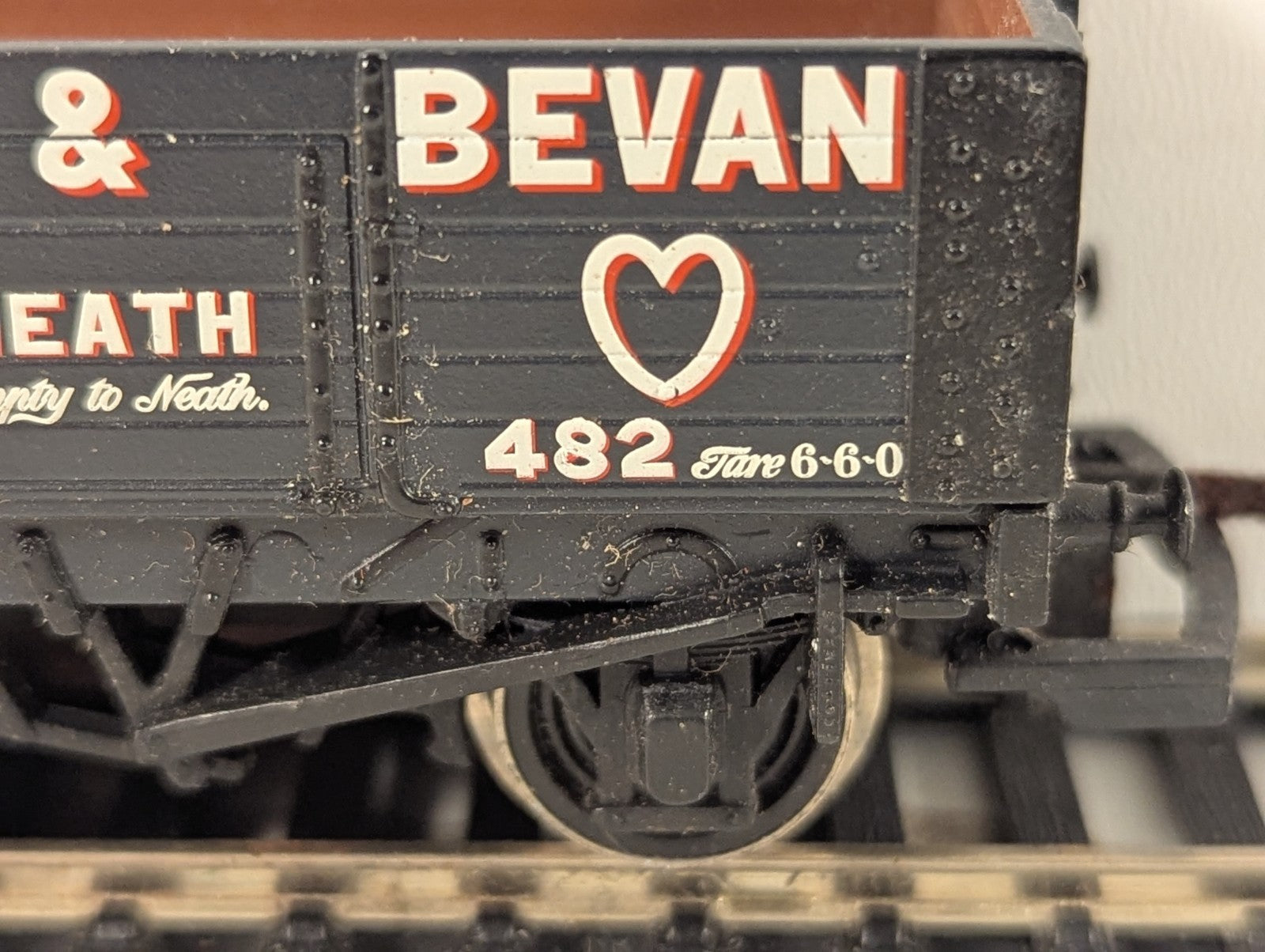 SKU: GR5618  Hornby OO Gauge Evans & Bevan 7-Plank Wagon Goods Wagon 482 R6057