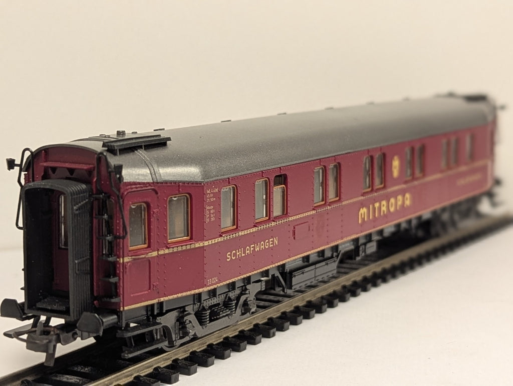Roco 4292 HO Gauge International Red Express Coach