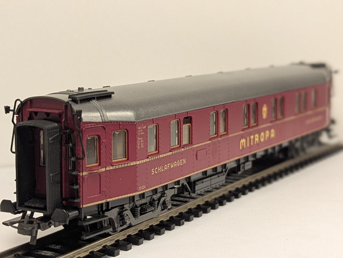 Roco 4292 HO Gauge International Red Express Coach