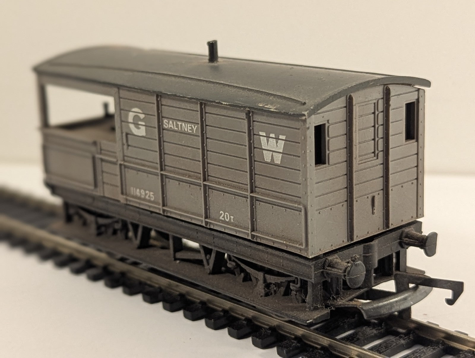 Hornby R107 OO Gauge GWR 20t Toad Brake Van Saltney 114925