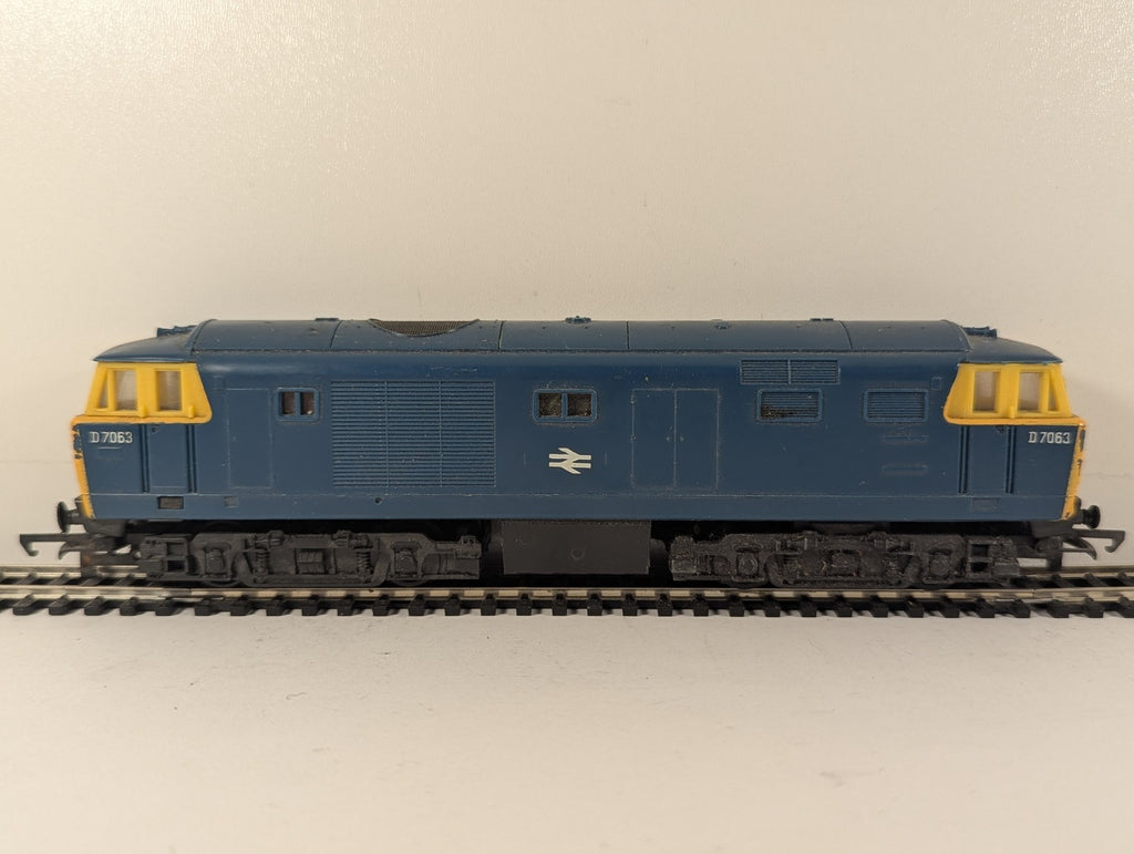 Hornby OO Gauge Class 35 Hymek Diesel Locomotive D7063 BR Blue R.758