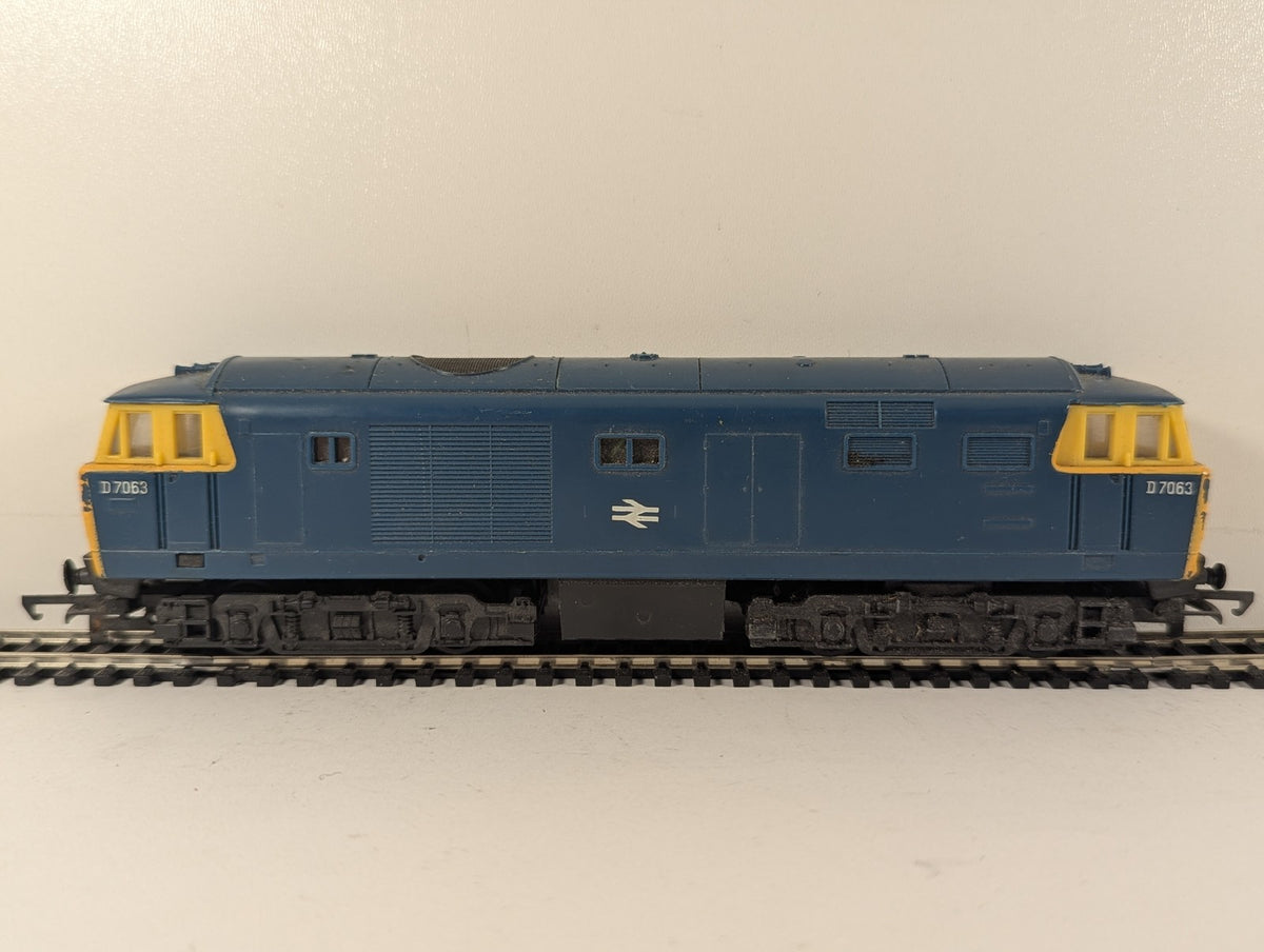Hornby OO Gauge Class 35 Hymek Diesel Locomotive D7063 BR Blue R.758