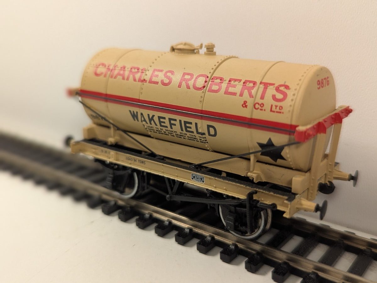 Bachmann 37-650K OO Gauge 14T Tank Wagon Charles Roberts Wakefield