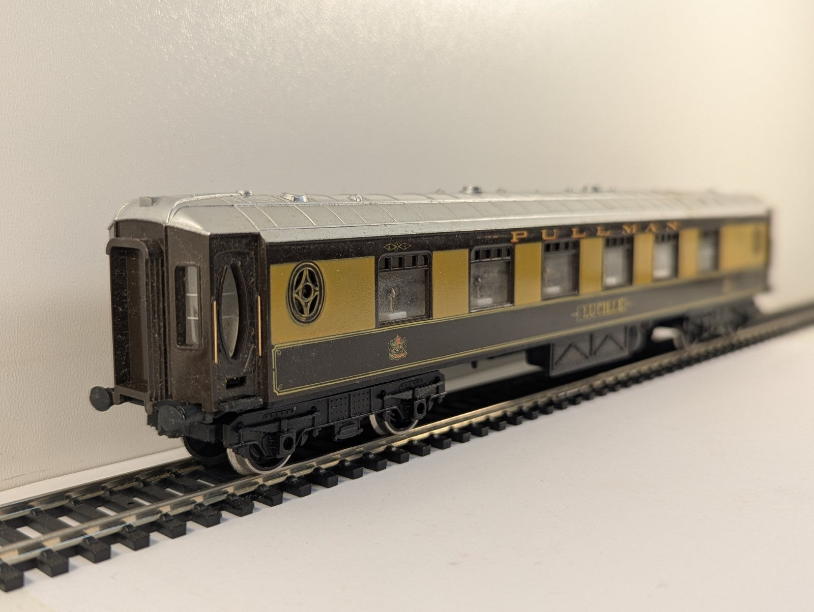 Hornby OO Gauge Pullman First Class Parlour Car "Lucille" - Missing Coupler