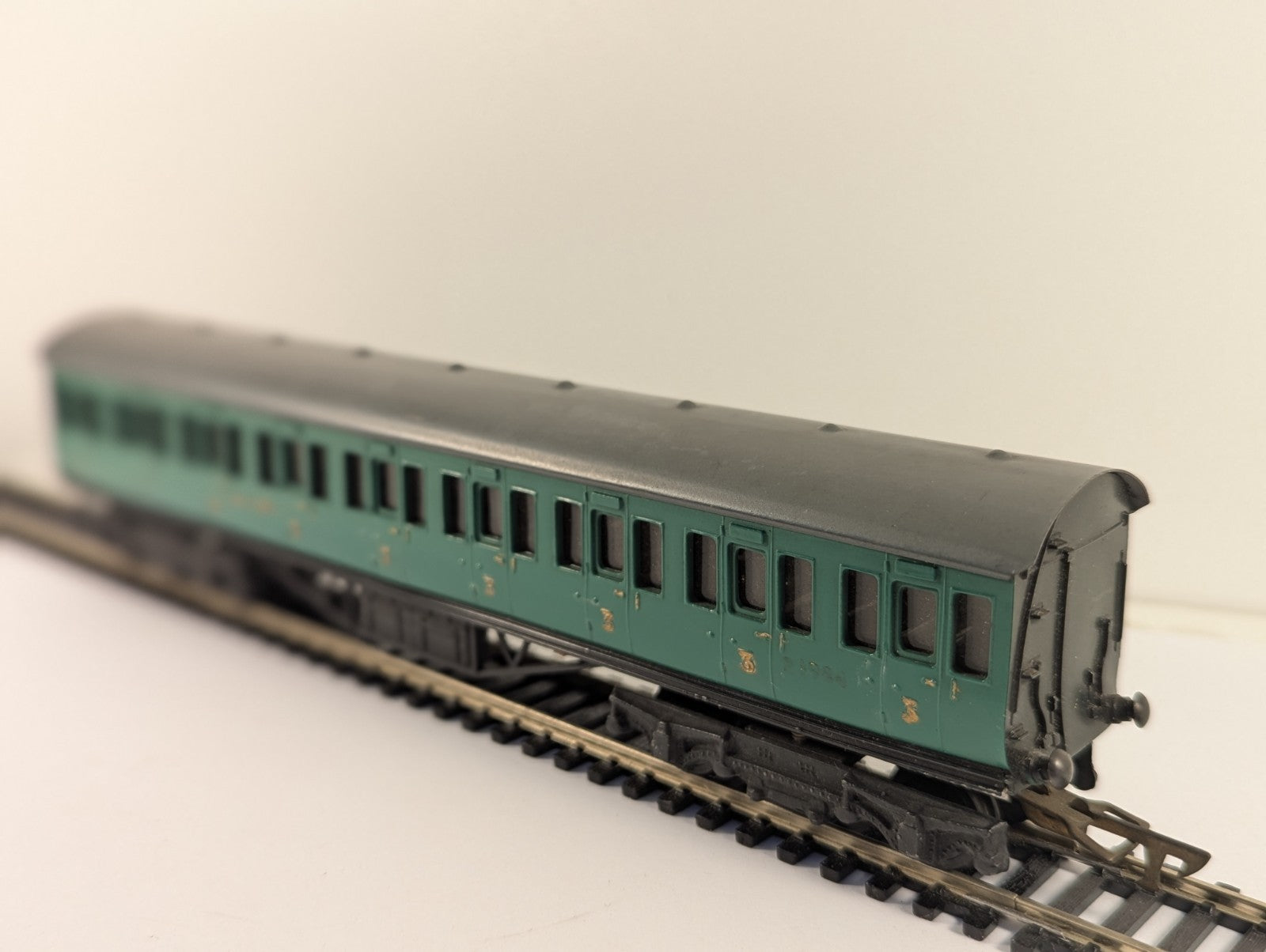 Graham Farish OO Gauge Southern Railway Green Third Class Coach Boxed