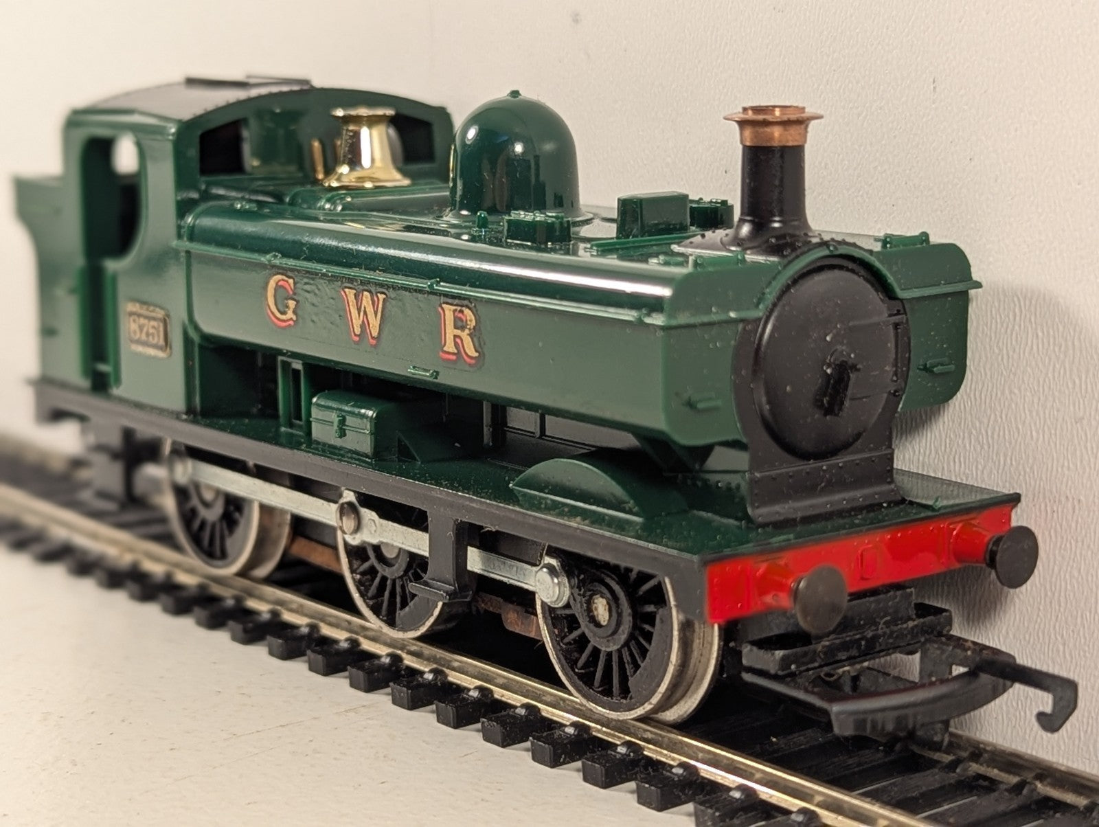 Hornby OO Gauge GWR Pannier Tank 8751 Steam Locomotive - GWR Green