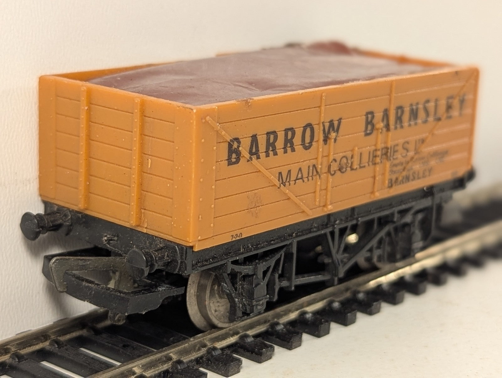 Lima OO Gauge 7-Plank Wagon Barrow Barnsley Goods Wagon