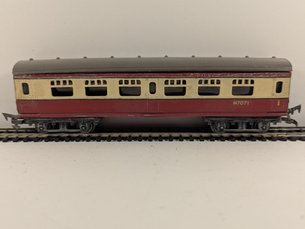 Tri-ang OO Gauge BR Mk1 Short Coach Passenger Coach M7071 BR Carmine and Cream