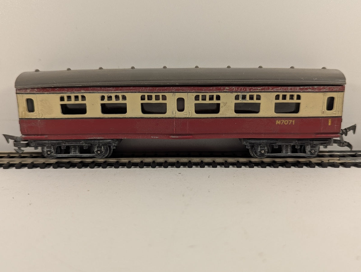 Tri-ang OO Gauge BR Mk1 Short Coach Passenger Coach M7071 BR Carmine and Cream