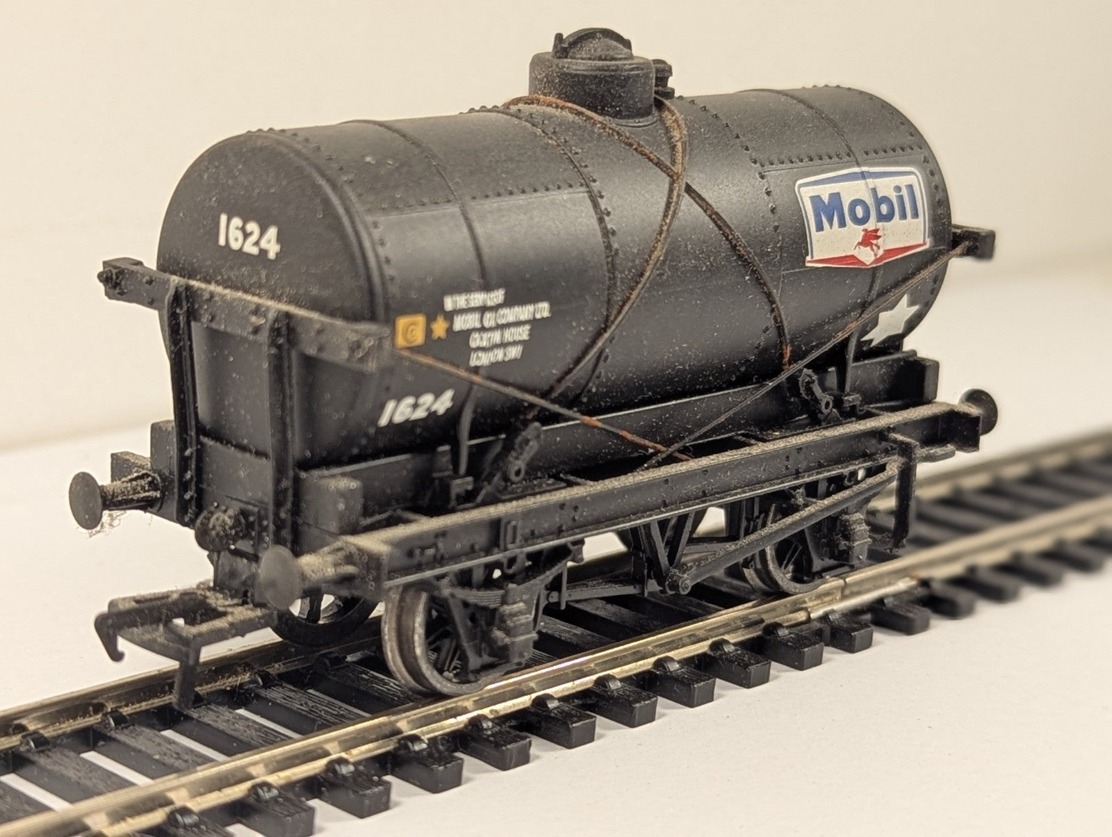 Bachmann OO Gauge 14 Ton Tank Wagon Goods Wagon 1624 Mobil Black 37