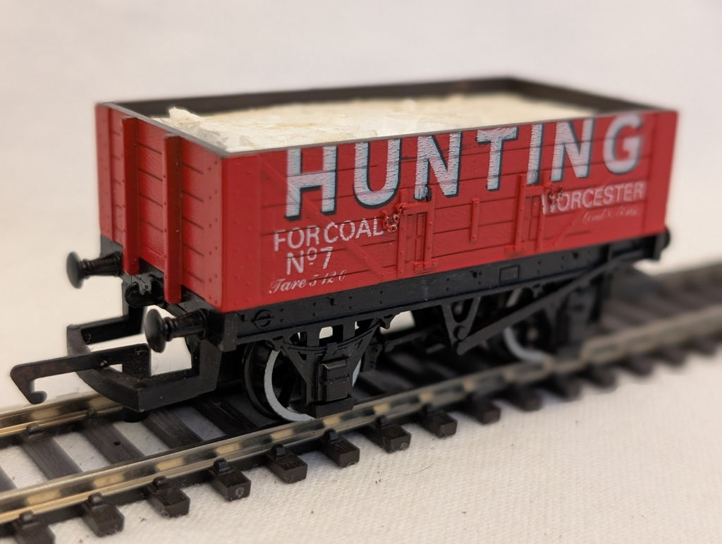Hornby OO Gauge Private Owner 5-Plank Open Wagon 'Hunting' 7