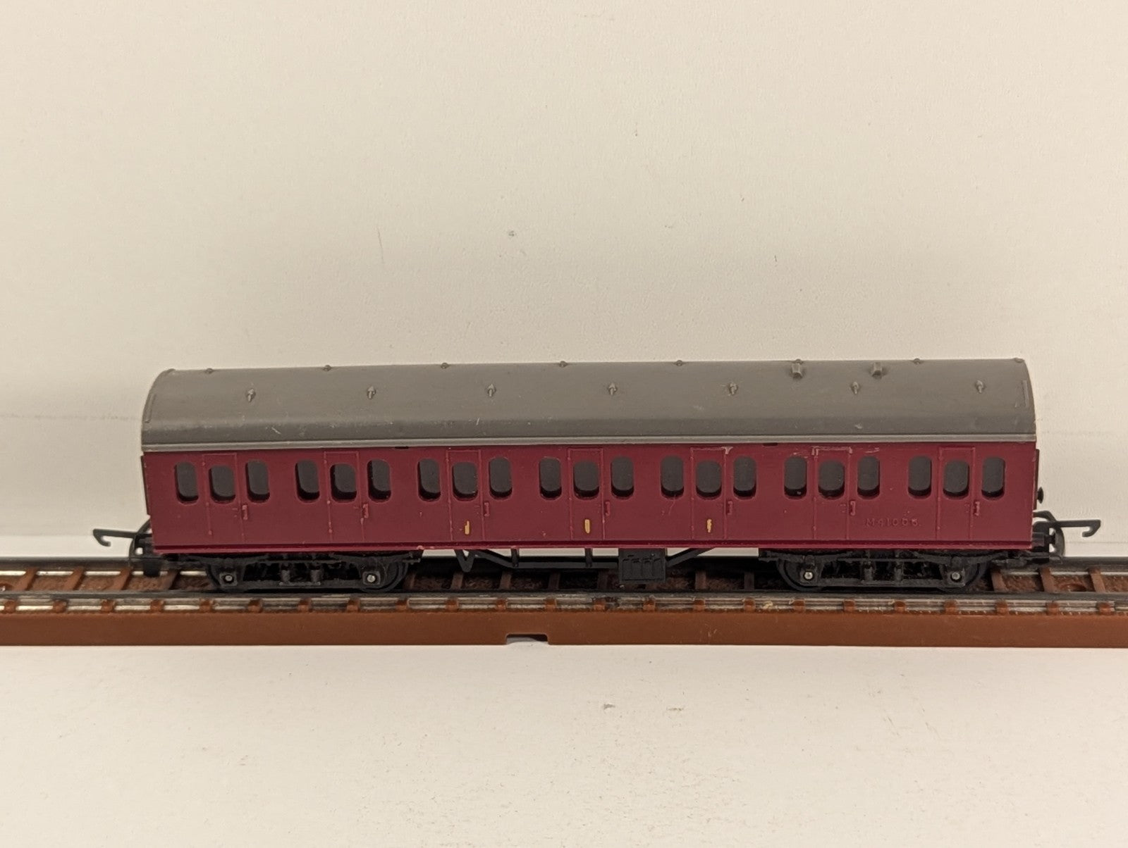SKU: GR4848  Tri-ang TT Gauge BR Maroon Brake Second Coach Passenger Coach M3400