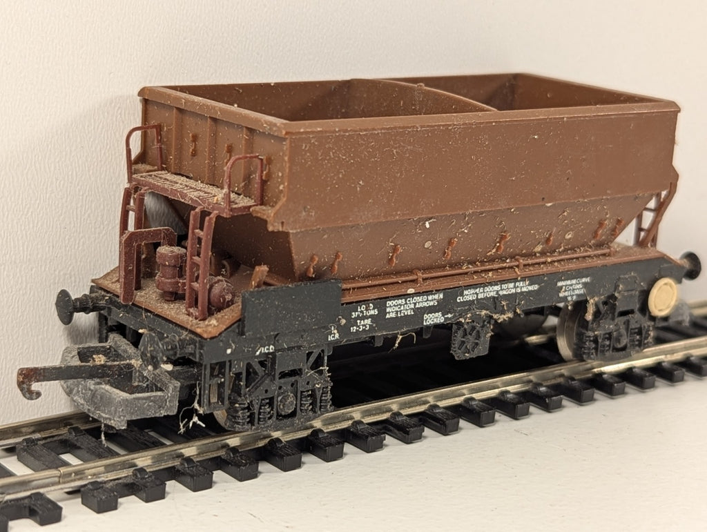 Lima 305637 OO Gauge PGA Hopper – BR Bauxite