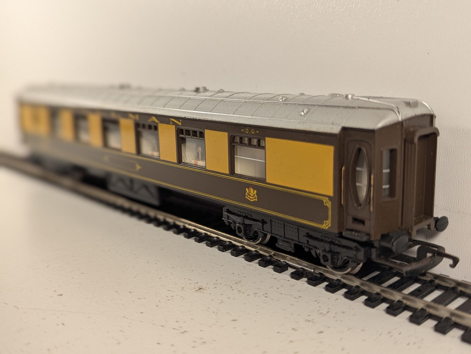 Hornby OO Gauge Pullman Parlour Car Passenger Coach Pullman Umber & Cream