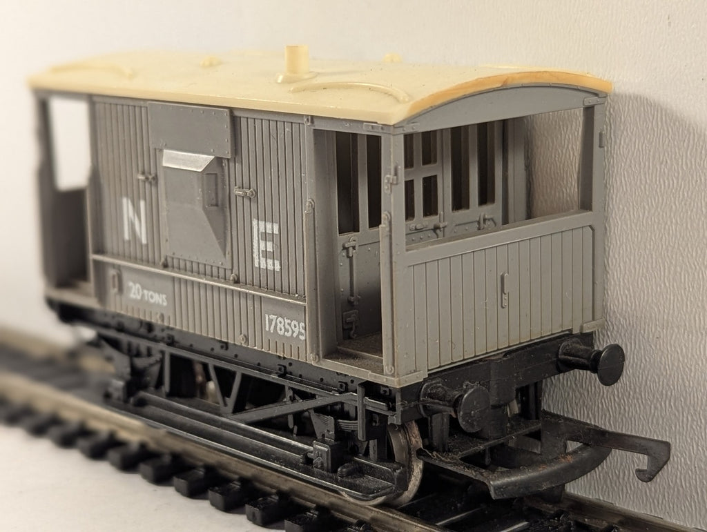 Hornby OO Gauge LNER 20 Ton Brake Van 178595 LNER Grey R124