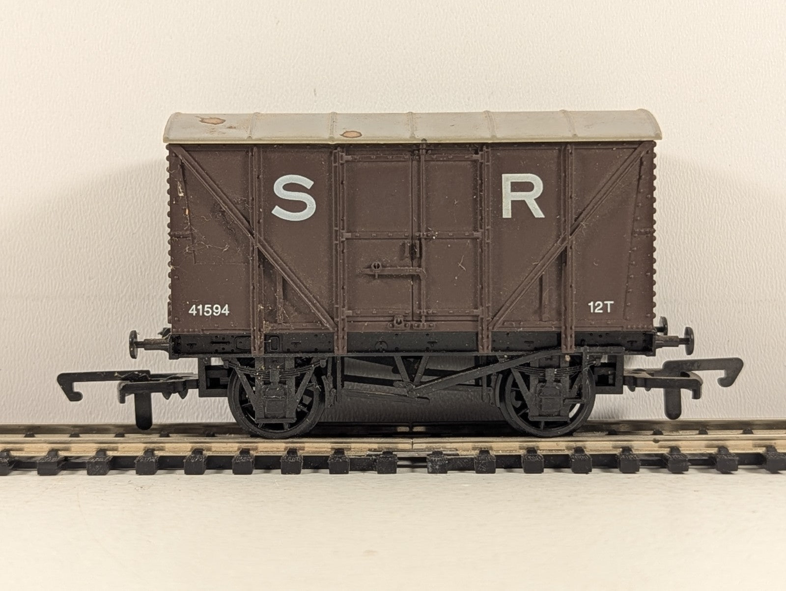 Dapol OO Gauge Southern Railway 12 Ton Van SR - Wrong Box